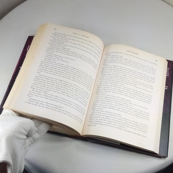 Dance Macabre Anita Blake Vampire Hunter Hardcover Book by Laurell K Hamilton - Picture 3 of 13